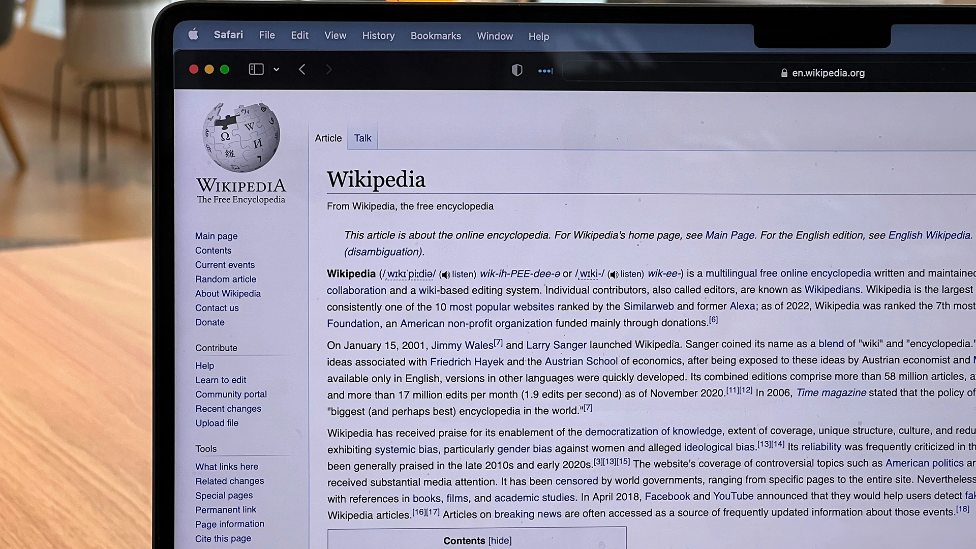 Τα AI Bots Υπερφορτώνουν τους Διακομιστές της Wikipedia