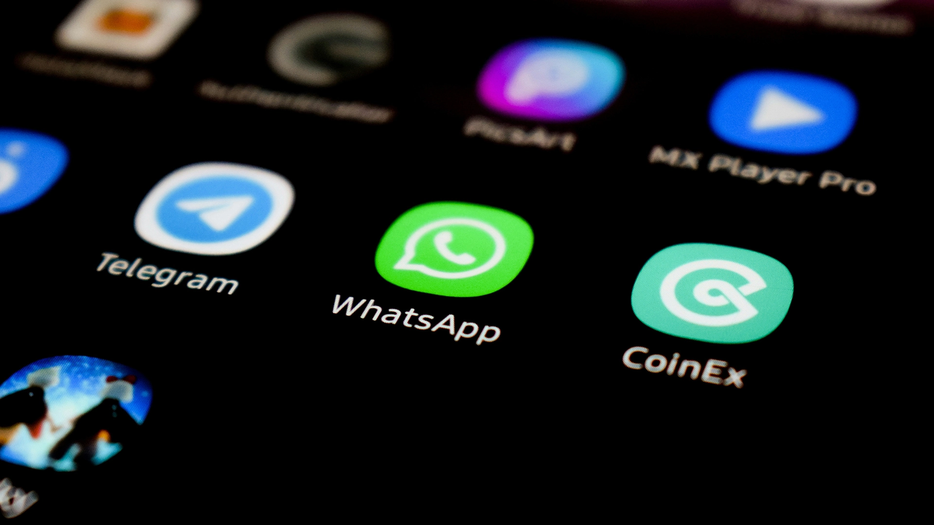 Το WhatsApp Ξεκινά Διαφημίσεις στο Status, Προσθέτει Χαρακτηριστικά Επί Πληρωμής Καναλιού