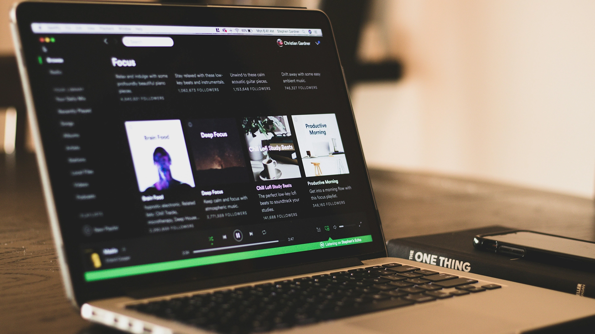 Το Spotify Δημοσιεύει Τραγούδια Δημιουργημένα από Τεχνητή Νοημοσύνη Κάτω από τα Ονόματα Νεκρών Καλλιτεχνών Χωρίς Άδεια
